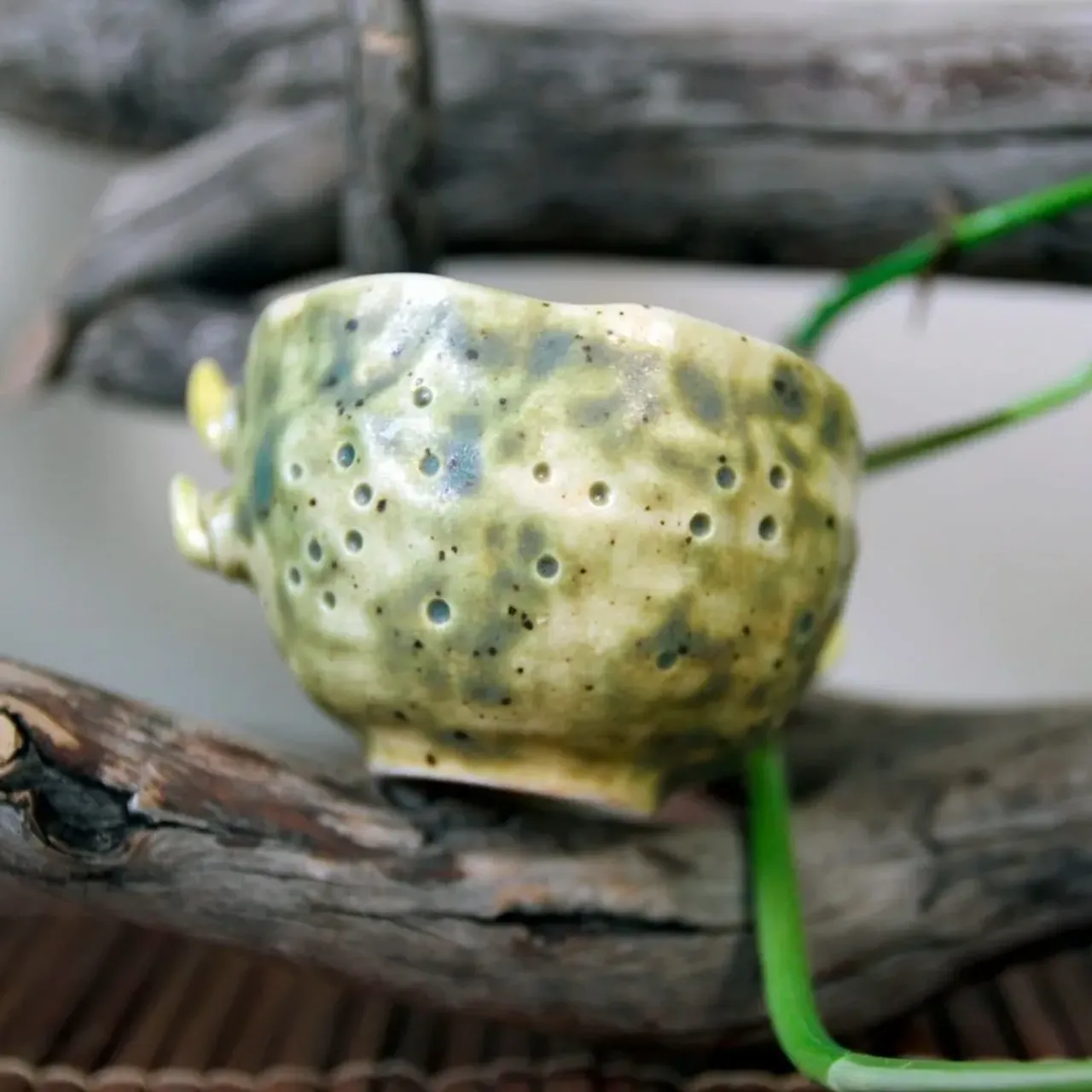 Горжусь этим фаянсовым малышом!
Он удивительным образом ложиться в ладони как влитой. Зеленая глазурь снаружи матовая и шелковистая. И чай в нём (особенно зеленый), смотрится вкусно *___*

Свободен, 65мл
🌿1500руб

А я все еще думаю, не затеять ли такие кружки 🤔

#пиала #пиаладлячая #чайнаяпиала #чайнаяцеремония #чайнаякультура #чай #зеленыйчай #посудадлячая #чайнаяпосуда #керамика #ceramics #ceramicart #pottery #potterylove