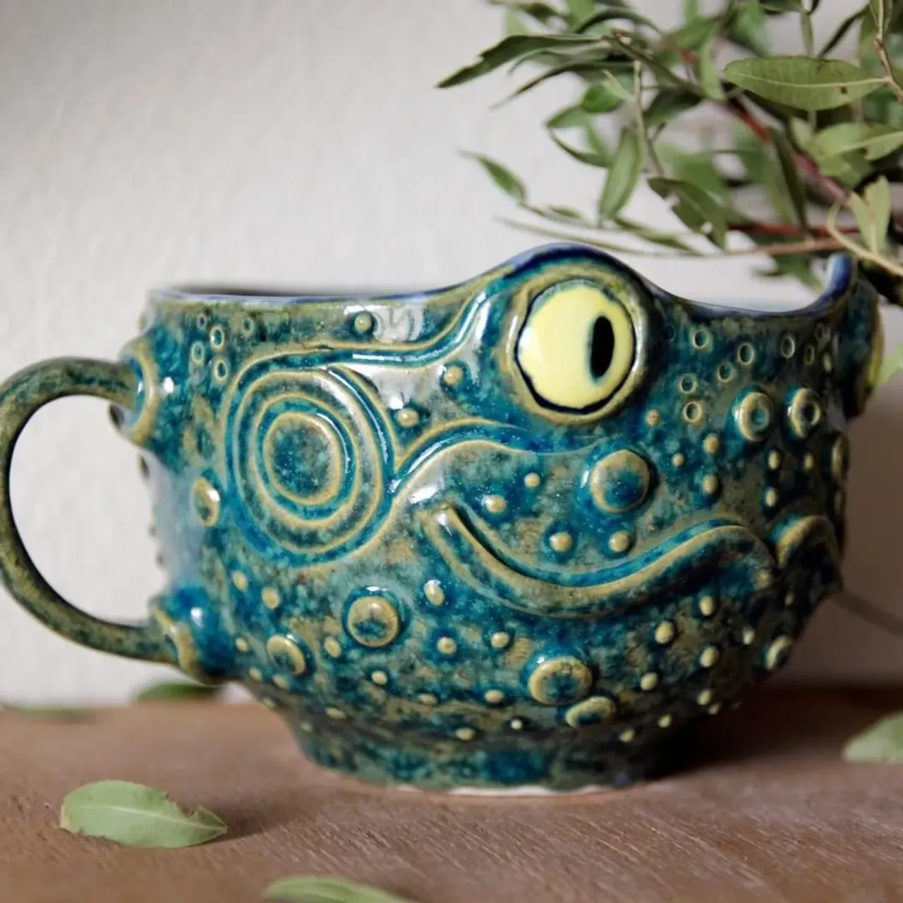 Каждый раз, когда мы открываем печку с жабушками, мой муж хватает одну из них (еще тёпленькую после обжига😏) и говорит "Воооу! Теперь ЭТА самая крутая!". А потом берет какую-нибудь еще, и повторяет совершенно то-же самое.

Знаете что это значит? Что мы движемся в верном направлении, и каждая кружка чем-то хороша настолько, что приходит то самое "Воу!"

А это наша третья экспериментальная жабень.
Полёт нормальный. Новые глазури - 🔥

450+ мл, свободна
🌿2500р
пишите, если она ваша

#ceramic #ceramics #ceramica #ceramiclove #handmade #pottery #ceramicart #potterylove #clayworks #handmadeceramic #instapottery #handcrafted #handcraft #керамика #лепкаизглины #красиваяпосуда #посудадлядома #керамикадлядома #жаба #лягушка #амфибия #рогатка #рогатаяжаба #земноводные #террариумистика #амфибии