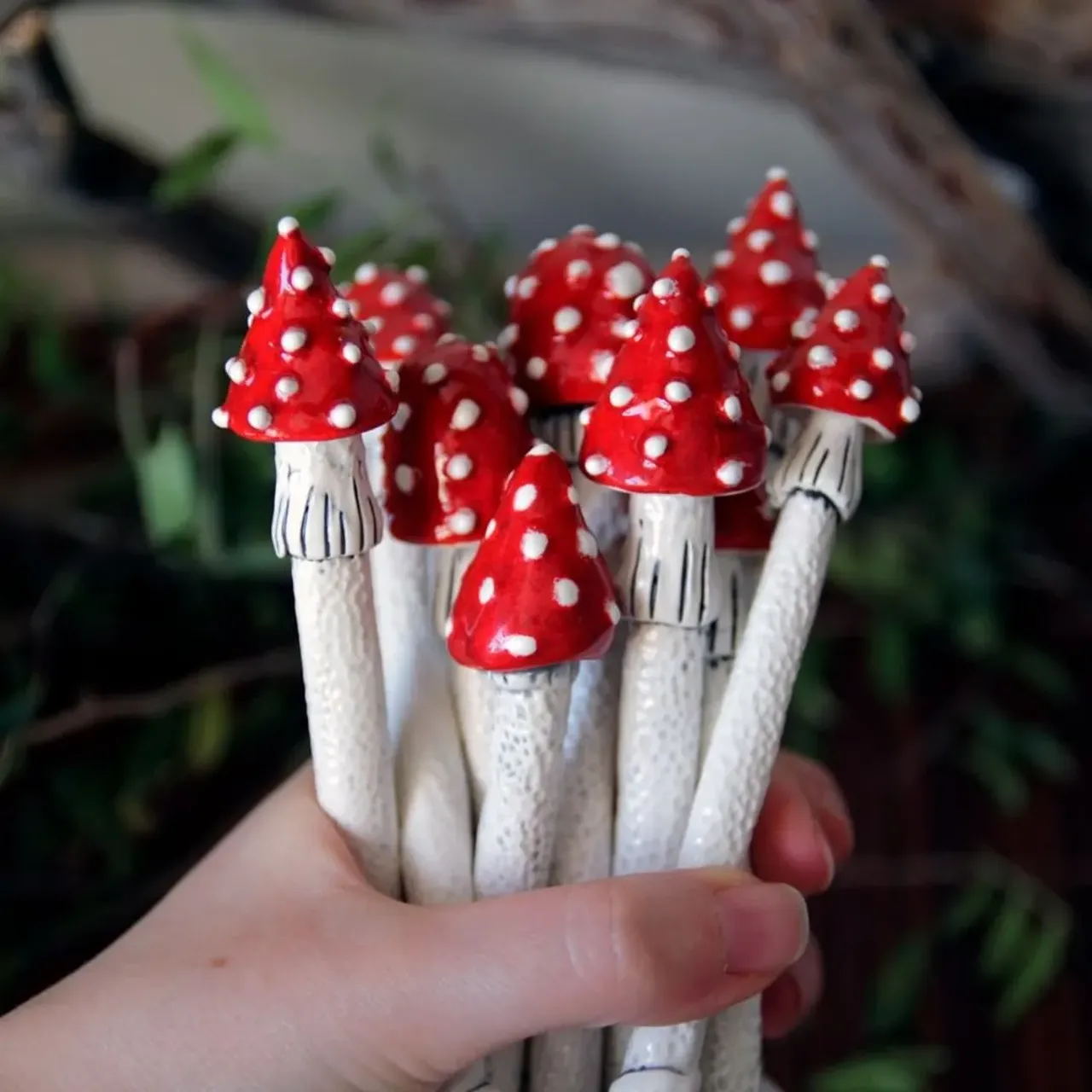 Грибные ложки снова есть =)
Круто смотрятся в сахарницах и солонках.

🌿850р\шт
Пишите мне, и я пришлю фото тех, что в наличии.
Размеры, формы - все разные, т к лепятся руками и никак иначе 🙂

#ceramic #ceramics #ceramica #ceramiclove #handmade #pottery #ceramicart #potterylove #clayworks #handmadeceramic #instapottery #handcrafted #handcraft #керамика #лепкаизглины #красиваяпосуда #посудадлядома #керамикадлядома #мухомор #гриб #тихаяохота #ложка #керамическаяложка #лес #природа