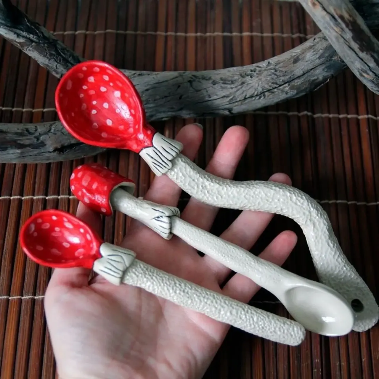 Показываю последние, которые есть в наличии. Из каменной немецкой массы.
🌿 две маленьких - по 850\шт
🌿 одна большая (с дырочкой) - 1000р

От фаянсовых отличаются цветом - не белоснежные, а скорее цвета слоновой кости. Более явной текстурой на ручке. И техникой, в которой выполнена цветная часть - там нет объемных точек

#мухомор #гриб #фаянс #ложка #ложкамухомор #керамика #ручнаяработа #ceramics #ceramicart #ceramicdesign #pottery #potteryforall