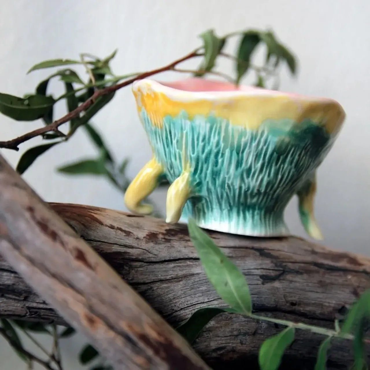 У меня оставался последний комочек глины. Из него получилась пиалка. А потом, случайно, нашлась еще пара микро-комочков - не выкидывать же. И выросли отростки-щупальца.
Текстура и цвет - всё сразу пришло на ум, как только стало понятно, что хочется сделать нежное лесное существо, или даже духа какого-нибудь маленького ягодного кустика.

Такая вот пиалка на 50мл 🙂
Я вижу в ней духа, который умеет превращаться в храброго слизнячка. Сидит на кусте и охраняет его.

🌿 650руб, в наличии

#ceramic #ceramics #ceramica #ceramiclove #handmade #pottery #ceramicart #potterylove #clayworks #handmadeceramic #instapottery #handcrafted #handcraft #керамика #лепкаизглины #красиваяпосуда #посудадлядома #керамикадлядома #чай #чаепитие #чайнаяцеремония #пиаладлячая #чайнаякультура #зеленыйчай