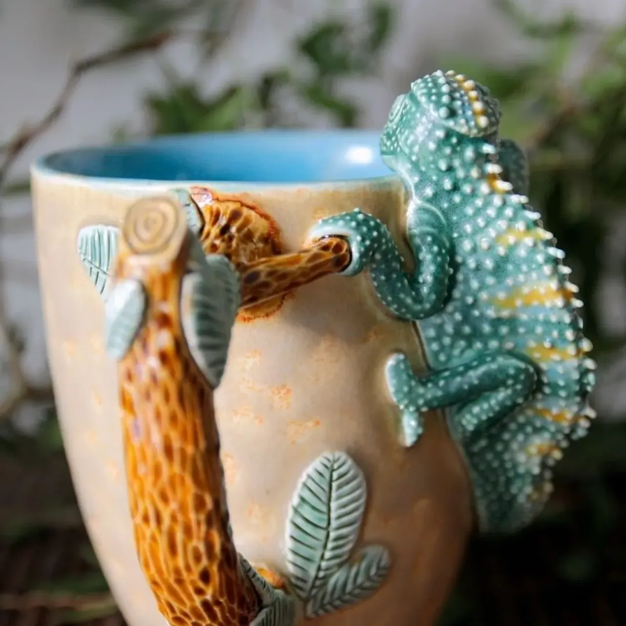 Я сама не ожидала, что он получится так крут *____*
#ceramic #ceramics #ceramica #ceramiclove #handmade #pottery #ceramicart #potterylove #clayworks #handmadeceramic #instapottery #handcrafted #handcraft #керамика #лепкаизглины #красиваяпосуда #посудадлядома #керамикадлядома #хамелеоны #хамелеон #террариум #ящерица
