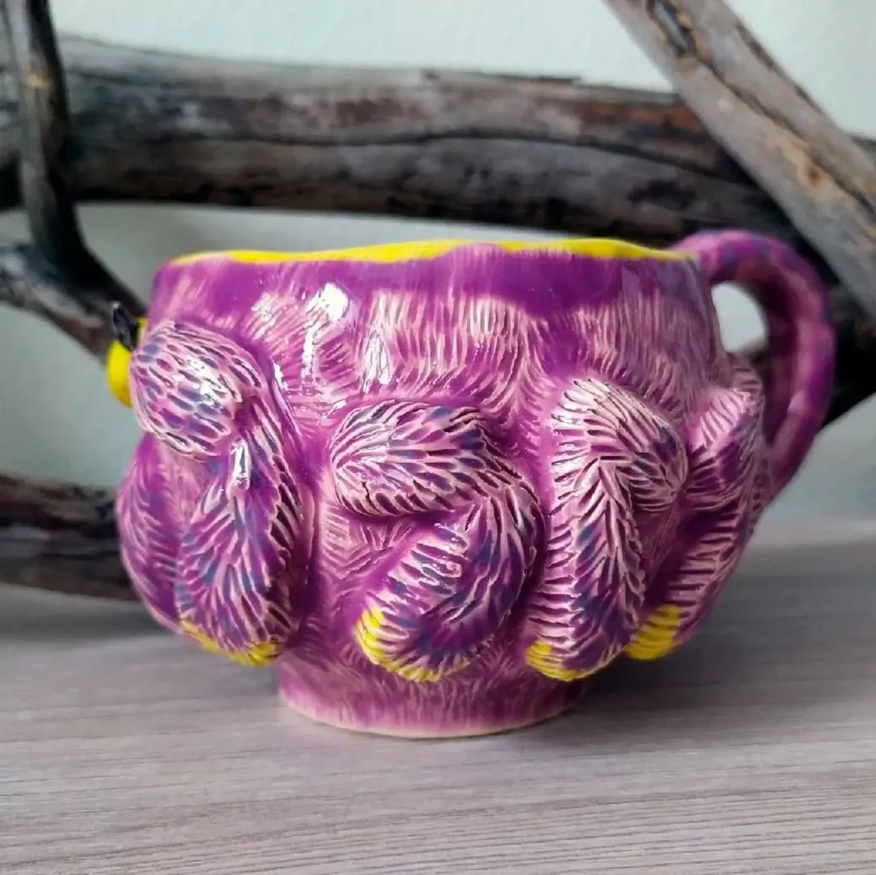 Зубаст, мохнат, глазаст, фиолетов и чертовски красив!

Кружка-паукан. Попытка сделать керамическую шерстку, которая вполне удалась, ящитаю 🙂 Хотелось именно "шерсти", с определенным направлением и длиной шерстинок, а не с хаотичным месивом штрихов. Хотя... при определенном умении, хаос тоже можно направлять. И получается эффектно.

#ceramic #ceramics #ceramica #ceramiclove #handmade #pottery #ceramicart #potterylove #clayworks #handmadeceramic #instapottery #handcrafted #handcraft
#керамика #лепкаизглины #красиваяпосуда #посудадлядома #керамикадлядома #паук #птицеед #лиловый