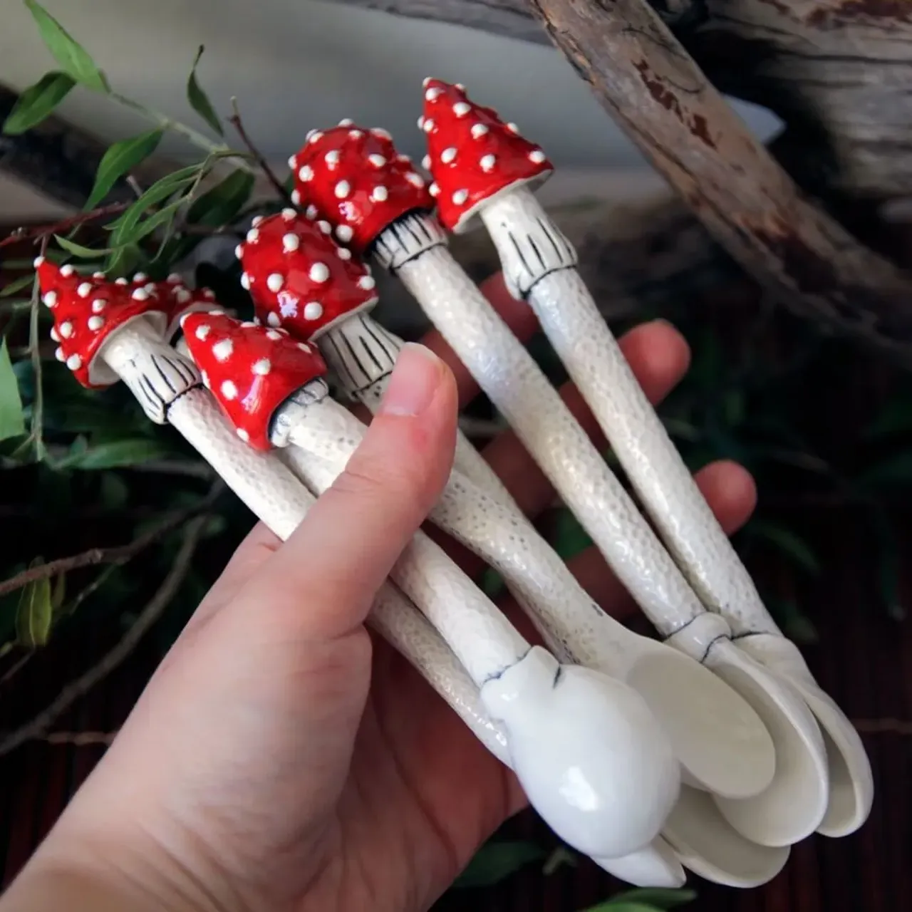 Грибные ложки снова есть =)
Круто смотрятся в сахарницах и солонках.

🌿850р\шт
Пишите мне, и я пришлю фото тех, что в наличии.
Размеры, формы - все разные, т к лепятся руками и никак иначе 🙂

#ceramic #ceramics #ceramica #ceramiclove #handmade #pottery #ceramicart #potterylove #clayworks #handmadeceramic #instapottery #handcrafted #handcraft #керамика #лепкаизглины #красиваяпосуда #посудадлядома #керамикадлядома #мухомор #гриб #тихаяохота #ложка #керамическаяложка #лес #природа