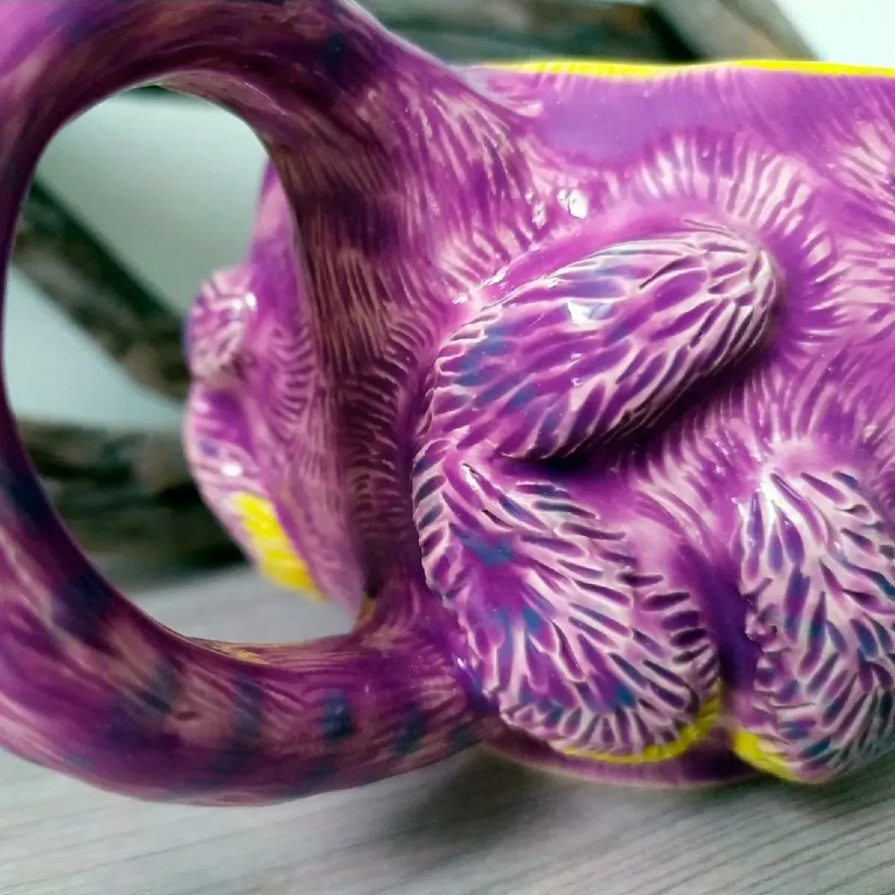 В последнее время я часто ловлю себя на том, что пытаюсь нащупать что-то среднее между реалистичностью и стилизацией. Раньше мне казалось, что это взаимоисключающие вещи. Но потом на глаза попался пост с кадрами из "Души" - нового мультика Disney. И меня осенило - вот же оно! Совершенно стилизованные образы людей, с реалистичными деталями (шерсть свитера, капли на запотевшем стекле очков, и прочее...).

Так что формулу "стилизованный образ + реалистичные детали" решено тестировать. Буду пробовать на следующем пауке, которому планирую сделать кошачьи ушки ^___^

P.S. Кстати, кто смотрел "Душа", напишите в комментариях как она)) Желательно без спойлеров!😈

#ceramic #ceramics #ceramica #ceramiclove #handmade #pottery #ceramicart #potterylove #clayworks #handmadeceramic #instapottery #handcrafted #handcraft
#керамика #лепкаизглины #красиваяпосуда #посудадлядома #керамикадлядома #паук #птицеед #лиловый #душа