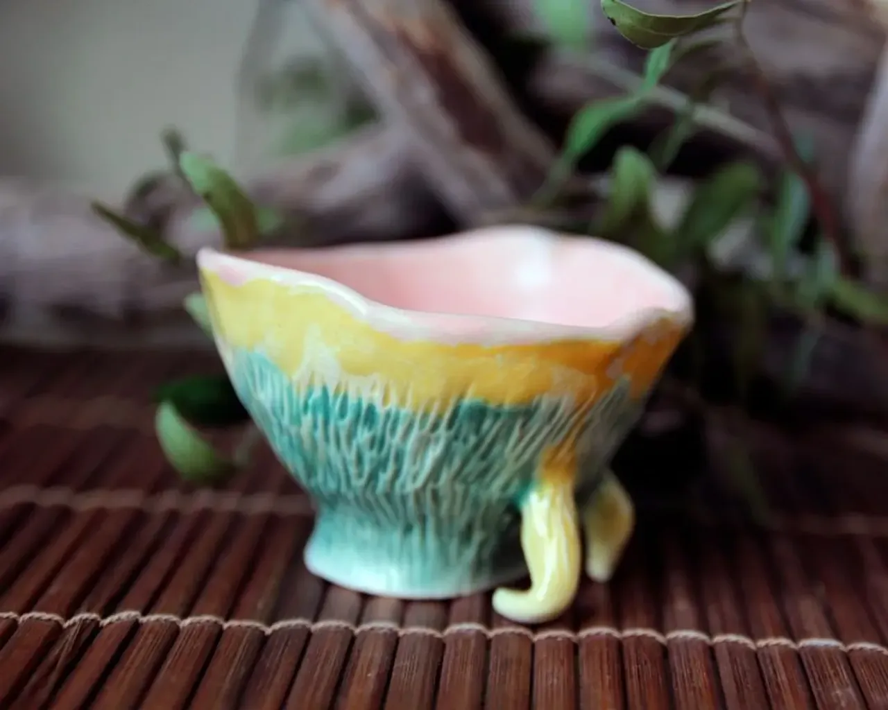 У меня оставался последний комочек глины. Из него получилась пиалка. А потом, случайно, нашлась еще пара микро-комочков - не выкидывать же. И выросли отростки-щупальца.
Текстура и цвет - всё сразу пришло на ум, как только стало понятно, что хочется сделать нежное лесное существо, или даже духа какого-нибудь маленького ягодного кустика.

Такая вот пиалка на 50мл 🙂
Я вижу в ней духа, который умеет превращаться в храброго слизнячка. Сидит на кусте и охраняет его.

🌿 650руб, в наличии

#ceramic #ceramics #ceramica #ceramiclove #handmade #pottery #ceramicart #potterylove #clayworks #handmadeceramic #instapottery #handcrafted #handcraft #керамика #лепкаизглины #красиваяпосуда #посудадлядома #керамикадлядома #чай #чаепитие #чайнаяцеремония #пиаладлячая #чайнаякультура #зеленыйчай