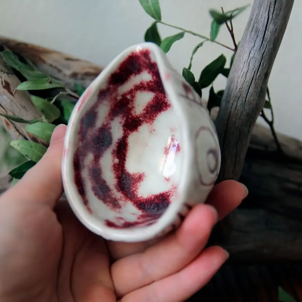 Соусник-ракушка, 60мл
Пробовала на нем интересную глазурь, которая в тонком слое прозрачная, а в толстом - красно-коричневая. У меня вообще пунктик - я не люблю делать бесполезные пробники, которые потом будут стоять и пылиться в мастерской. Всегда стараюсь сделать что-то, что может потом найти своего хозяина.

Очень тактильная получилась вещ.

🌿650руб, в наличии

#ceramic #ceramics #ceramica #ceramiclove #handmade #pottery #ceramicart #potterylove #clayworks #handmadeceramic #instapottery #handcrafted #handcraft #керамика #лепкаизглины #красиваяпосуда #посудадлядома #керамикадлядома #ракушка #соусник #раковина #морскаяракушка #морскаяраковина #море