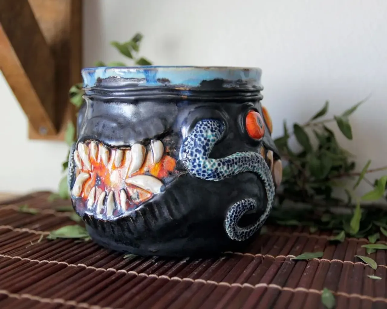 Ведьмин котелок!

Прекрасный заказ, над которым я поработала с огромным удовольствием!
Здесь всё, что я люблю - глаза, щупальца, зубы, сочетание матового\глянцевого и класные потёки глазури внутри. Мр-р-р... кайф

#ceramic #ceramics #ceramica #ceramiclove #handmade #pottery #ceramicart #potterylove #clayworks #handmadeceramic #instapottery #handcrafted #handcraft #керамика #лепкаизглины #красиваяпосуда #посудадлядома #керамикадлядома #щупальце #монстр #лавкрафт #ведьма #котелок #ведьминкотелок #ужас