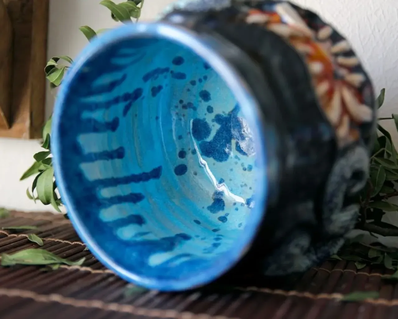 Ведьмин котелок!

Прекрасный заказ, над которым я поработала с огромным удовольствием!
Здесь всё, что я люблю - глаза, щупальца, зубы, сочетание матового\глянцевого и класные потёки глазури внутри. Мр-р-р... кайф

#ceramic #ceramics #ceramica #ceramiclove #handmade #pottery #ceramicart #potterylove #clayworks #handmadeceramic #instapottery #handcrafted #handcraft #керамика #лепкаизглины #красиваяпосуда #посудадлядома #керамикадлядома #щупальце #монстр #лавкрафт #ведьма #котелок #ведьминкотелок #ужас