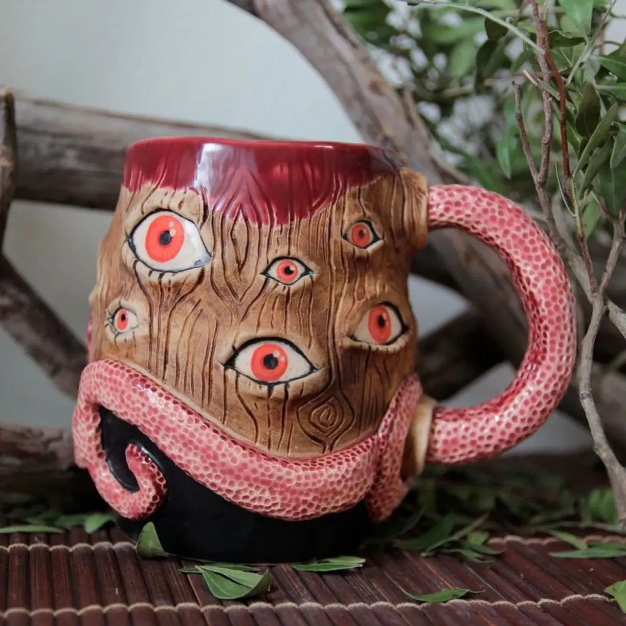 Слышали бы вы, как я бурлила и булькала, когда открыла печь и достала эту большую кружку. Вот когда слов нет, а есть одни эмоции - восторг и умиление 🤤 Живая кружка, с характером. Совершенно за неё спокойна, потому что знаю - поселится и будет жить в доме у замечательных людей.

А если вы верите в энергетику и подобное, то вообще круто. Потому что делаю я такие работы, обычно, пребывая в восторге и азарте от задумки. Так что они по самую макушку заряжены отборнейшим позитивом керамиста Евгении (странно, что не светятся в темноте 😁)

P.S. Я могу слепить кружку по вашему эскизу. Или мы поработаем над ним вместе, придумаем оригинальные фишки и цветовые решения. Цена за работу (эскиз + воплощение) около 3000р - зависит от сложности.

#ceramic #ceramics #ceramica #ceramiclove #handmade #pottery #ceramicart #potterylove #clayworks #handmadeceramic #instapottery #handcrafted #handcraft #керамика #лепкаизглины #красиваяпосуда #посудадлядома #керамикадлядома #лавкрафт #говадлавкрафт #щупальца #глаза #мифологиялавкрафта #монстр #ужасы
