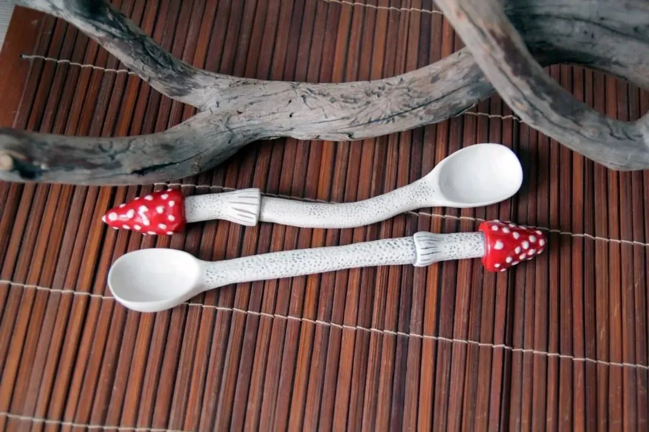 Из этих ложек осталась одна, которая слегка изогнута
20см, фаянс - 1000р 

Я по прежнему не успеваю сфотографировать их торчащими из салата =)
Но в моем воображении кадры просто 🔥 
Для следующей партии обязательно проведу вдумчивую и обстоятельную фотосессию! 

#мухомор #гриб #фаянс #ложка #ложкамухомор #керамика #ручнаяработа #ceramics #ceramicart #ceramicdesign #pottery #potteryforall