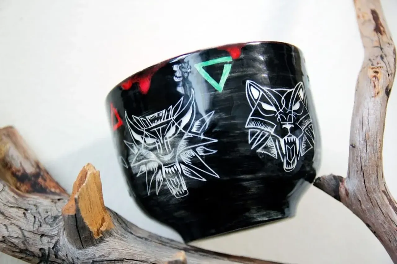 Фаянсовая Ведьмачья кружка на 600мл
Улетела от меня на крыльях Почты России к своему новому хозяину)) 

🐺Повтор - 2000р

По желанию можно добавить надписи, изменить цвет внутри с красного, на любой угодный вам. С вопросами в Директ =) 

#ведьмак #ведьмак3 #ведьмак3дикаяохота #ведьмакузаплатитечеканноймонетой #ведьмакарт #школакота #thewitcher #thewitcheredit #thewitcher3 #геральт #геральтизривии #кружка #кружкавподарок #кружкасросписью #фаянс #фаянсоваяпосуда #керамика #ceramics #ceramica #potteryforall #handmadeceramics