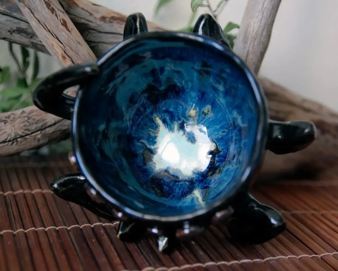 Листайте карусель! Там внутри этой чашки космос *___*

Слепить из мягкой и податливой глины лапки так, чтобы они были на одном уровне + выдерживали вес чаши + не были слоняче толстыми - это сложно 😬 Но я, как видите, справилась =))

Это вообще история о том, как мы порой думаем "Да не... это слишком сложно\заморочено, наверное стоит придумать что-то другое". А порой не думаем, а просто идем и делаем, пробуем.

Паучок отправился к своей хозяйке. Возможно уже прибыл и радует её.
Космос внутри этой чашки меня особенно впечатлил.

🖤 могу сделать повтор в других цветах

#ceramic #ceramics #ceramica #ceramiclove #handmade #pottery #ceramicart #potterylove #clayworks #handmadeceramic #instapottery #handcrafted #handcraft #керамика #лепкаизглины #красиваяпосуда #посудадлядома #керамикадлядома #паук #птицеед #паукптицеед #большопаук #шелоб