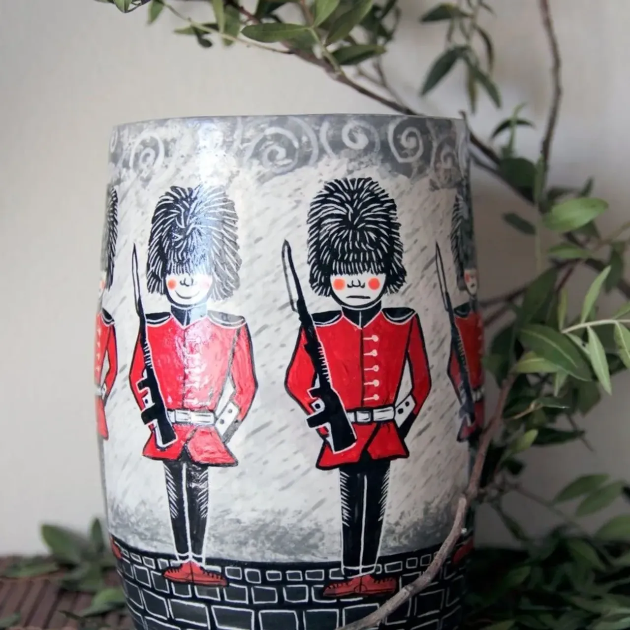 А это ёмкость для туалетного ёршика. Так-то 😏
Она часть Лондонского сета керамики для ванной комнаты (первой была мыльница с телефонной будкой, в предыдущем посте)

Мне очень нравится, как получилось небо и дождь. Там, на самом деле, четыре слоя всяких штрихов, набрызгиваний и шаманства с губками. Потому что хотелось именно полупрозрачного мокрого дождя, а не кучи черточек. 

P.S. Заметили, что один из гвадейцев - бунтарь? Улыбается 😁

#ceramic #ceramics #ceramica #ceramiclove #handmade #pottery #ceramicart #potterylove #clayworks #handmadeceramic #instapottery #handcrafted #handcraft #керамика #лепкаизглины #красиваяпосуда #посудадлядома #керамикадлядома #дождь #пасмурноенебо #облока #гвардейцы #лондон