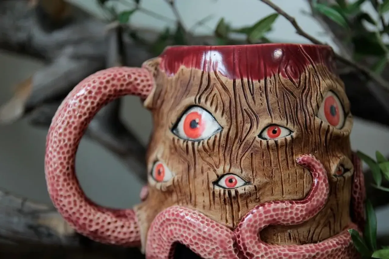 Слышали бы вы, как я бурлила и булькала, когда открыла печь и достала эту большую кружку. Вот когда слов нет, а есть одни эмоции - восторг и умиление 🤤 Живая кружка, с характером. Совершенно за неё спокойна, потому что знаю - поселится и будет жить в доме у замечательных людей.

А если вы верите в энергетику и подобное, то вообще круто. Потому что делаю я такие работы, обычно, пребывая в восторге и азарте от задумки. Так что они по самую макушку заряжены отборнейшим позитивом керамиста Евгении (странно, что не светятся в темноте 😁)

P.S. Я могу слепить кружку по вашему эскизу. Или мы поработаем над ним вместе, придумаем оригинальные фишки и цветовые решения. Цена за работу (эскиз + воплощение) около 3000р - зависит от сложности.

#ceramic #ceramics #ceramica #ceramiclove #handmade #pottery #ceramicart #potterylove #clayworks #handmadeceramic #instapottery #handcrafted #handcraft #керамика #лепкаизглины #красиваяпосуда #посудадлядома #керамикадлядома #лавкрафт #говадлавкрафт #щупальца #глаза #мифологиялавкрафта #монстр #ужасы