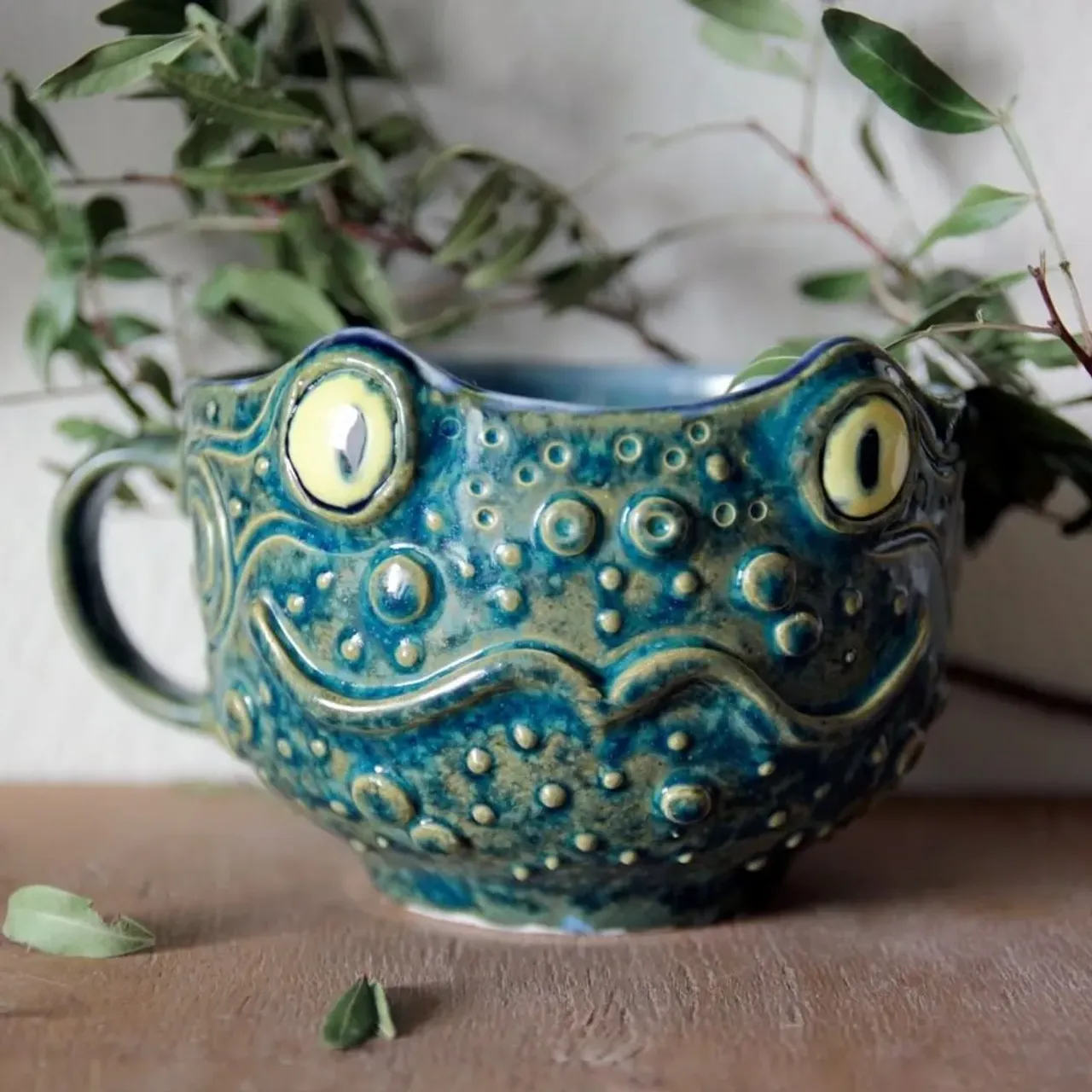 Каждый раз, когда мы открываем печку с жабушками, мой муж хватает одну из них (еще тёпленькую после обжига😏) и говорит "Воооу! Теперь ЭТА самая крутая!". А потом берет какую-нибудь еще, и повторяет совершенно то-же самое.

Знаете что это значит? Что мы движемся в верном направлении, и каждая кружка чем-то хороша настолько, что приходит то самое "Воу!"

А это наша третья экспериментальная жабень.
Полёт нормальный. Новые глазури - 🔥

450+ мл, свободна
🌿2500р
пишите, если она ваша

#ceramic #ceramics #ceramica #ceramiclove #handmade #pottery #ceramicart #potterylove #clayworks #handmadeceramic #instapottery #handcrafted #handcraft #керамика #лепкаизглины #красиваяпосуда #посудадлядома #керамикадлядома #жаба #лягушка #амфибия #рогатка #рогатаяжаба #земноводные #террариумистика #амфибии