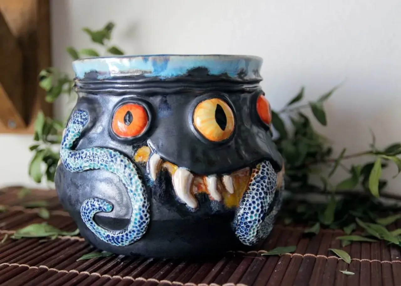 Ведьмин котелок!

Прекрасный заказ, над которым я поработала с огромным удовольствием!
Здесь всё, что я люблю - глаза, щупальца, зубы, сочетание матового\глянцевого и класные потёки глазури внутри. Мр-р-р... кайф

#ceramic #ceramics #ceramica #ceramiclove #handmade #pottery #ceramicart #potterylove #clayworks #handmadeceramic #instapottery #handcrafted #handcraft #керамика #лепкаизглины #красиваяпосуда #посудадлядома #керамикадлядома #щупальце #монстр #лавкрафт #ведьма #котелок #ведьминкотелок #ужас