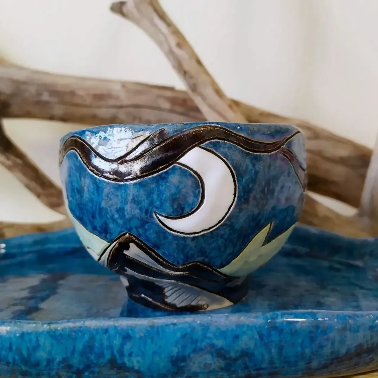 Как думаете, почему образ кита так романтизирован?
Ведь это огромное млекопитающее, чье название с греческого обозначает "морское чудовище". Ни шерстки, ни ушек, ни милых больших глаз 🤔

#чай #чайнаяцеремония #чаепитие #пиала #чайнаяпиала #посудадлячая #красиваяпосуда #керамика #авторскаякерамика #ceramic #ceramics #море #синий #волна #кит #pottery #potteryforall #ceramicart #handmadeceramics