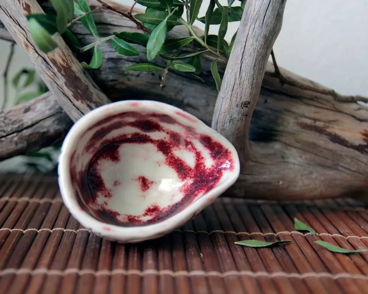 Соусник-ракушка, 60мл
Пробовала на нем интересную глазурь, которая в тонком слое прозрачная, а в толстом - красно-коричневая. У меня вообще пунктик - я не люблю делать бесполезные пробники, которые потом будут стоять и пылиться в мастерской. Всегда стараюсь сделать что-то, что может потом найти своего хозяина.

Очень тактильная получилась вещ.

🌿650руб, в наличии

#ceramic #ceramics #ceramica #ceramiclove #handmade #pottery #ceramicart #potterylove #clayworks #handmadeceramic #instapottery #handcrafted #handcraft #керамика #лепкаизглины #красиваяпосуда #посудадлядома #керамикадлядома #ракушка #соусник #раковина #морскаяракушка #морскаяраковина #море