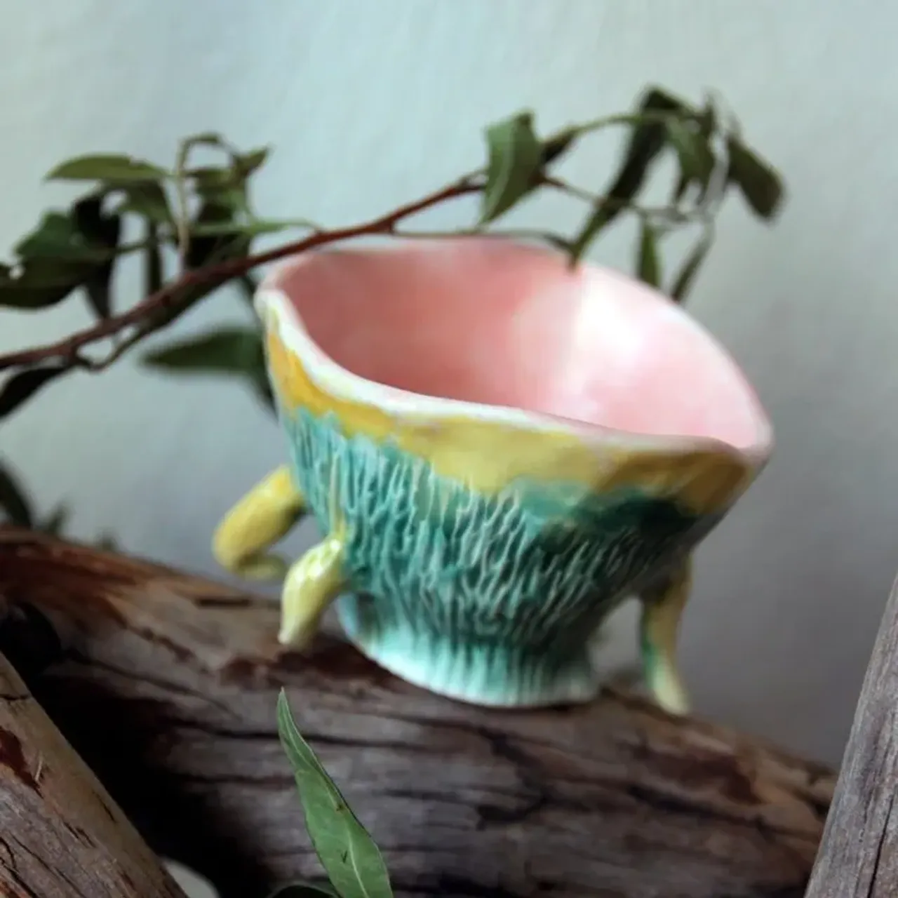 У меня оставался последний комочек глины. Из него получилась пиалка. А потом, случайно, нашлась еще пара микро-комочков - не выкидывать же. И выросли отростки-щупальца.
Текстура и цвет - всё сразу пришло на ум, как только стало понятно, что хочется сделать нежное лесное существо, или даже духа какого-нибудь маленького ягодного кустика.

Такая вот пиалка на 50мл 🙂
Я вижу в ней духа, который умеет превращаться в храброго слизнячка. Сидит на кусте и охраняет его.

🌿 650руб, в наличии

#ceramic #ceramics #ceramica #ceramiclove #handmade #pottery #ceramicart #potterylove #clayworks #handmadeceramic #instapottery #handcrafted #handcraft #керамика #лепкаизглины #красиваяпосуда #посудадлядома #керамикадлядома #чай #чаепитие #чайнаяцеремония #пиаладлячая #чайнаякультура #зеленыйчай