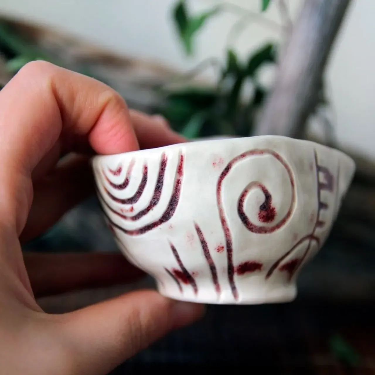 Соусник-ракушка, 60мл
Пробовала на нем интересную глазурь, которая в тонком слое прозрачная, а в толстом - красно-коричневая. У меня вообще пунктик - я не люблю делать бесполезные пробники, которые потом будут стоять и пылиться в мастерской. Всегда стараюсь сделать что-то, что может потом найти своего хозяина.

Очень тактильная получилась вещ.

🌿650руб, в наличии

#ceramic #ceramics #ceramica #ceramiclove #handmade #pottery #ceramicart #potterylove #clayworks #handmadeceramic #instapottery #handcrafted #handcraft #керамика #лепкаизглины #красиваяпосуда #посудадлядома #керамикадлядома #ракушка #соусник #раковина #морскаяракушка #морскаяраковина #море