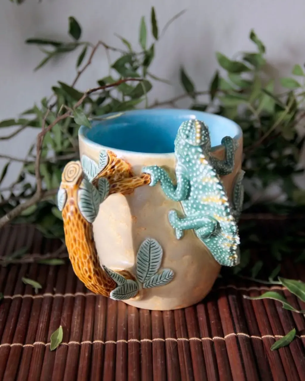 Детальки *___*

#ceramic #ceramics #ceramica #ceramiclove #handmade #pottery #ceramicart #potterylove #clayworks #handmadeceramic #instapottery #handcrafted #handcraft #керамика #лепкаизглины #красиваяпосуда #посудадлядома #керамикадлядома #хамелеоны #хамелеон #террариум #ящерица