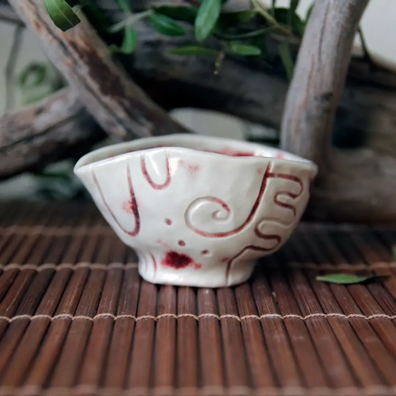 Соусник-ракушка, 60мл
Пробовала на нем интересную глазурь, которая в тонком слое прозрачная, а в толстом - красно-коричневая. У меня вообще пунктик - я не люблю делать бесполезные пробники, которые потом будут стоять и пылиться в мастерской. Всегда стараюсь сделать что-то, что может потом найти своего хозяина.

Очень тактильная получилась вещ.

🌿650руб, в наличии

#ceramic #ceramics #ceramica #ceramiclove #handmade #pottery #ceramicart #potterylove #clayworks #handmadeceramic #instapottery #handcrafted #handcraft #керамика #лепкаизглины #красиваяпосуда #посудадлядома #керамикадлядома #ракушка #соусник #раковина #морскаяракушка #морскаяраковина #море