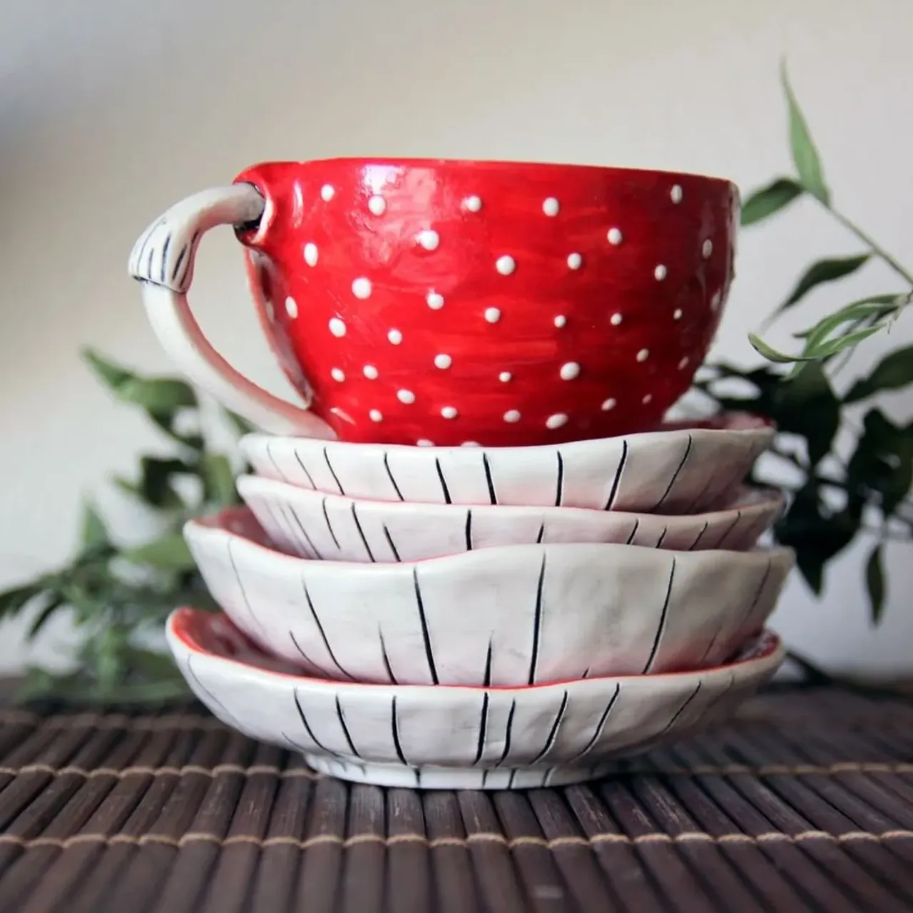 Вот вариант мухоморов не с красной глазурью (той самой, которая у меня куда-то растекается и убегает постоянно), а с ангобом (цветная глина).

Ох, не знаю я, на чем остановиться...

#ceramic #ceramics #ceramica #ceramiclove #handmade #pottery #ceramicart #potterylove #clayworks #handmadeceramic #instapottery #handcrafted #handcraft #керамика #лепкаизглины #красиваяпосуда #посудадлядома #керамикадлядома #мухомор #блюдцемухомор