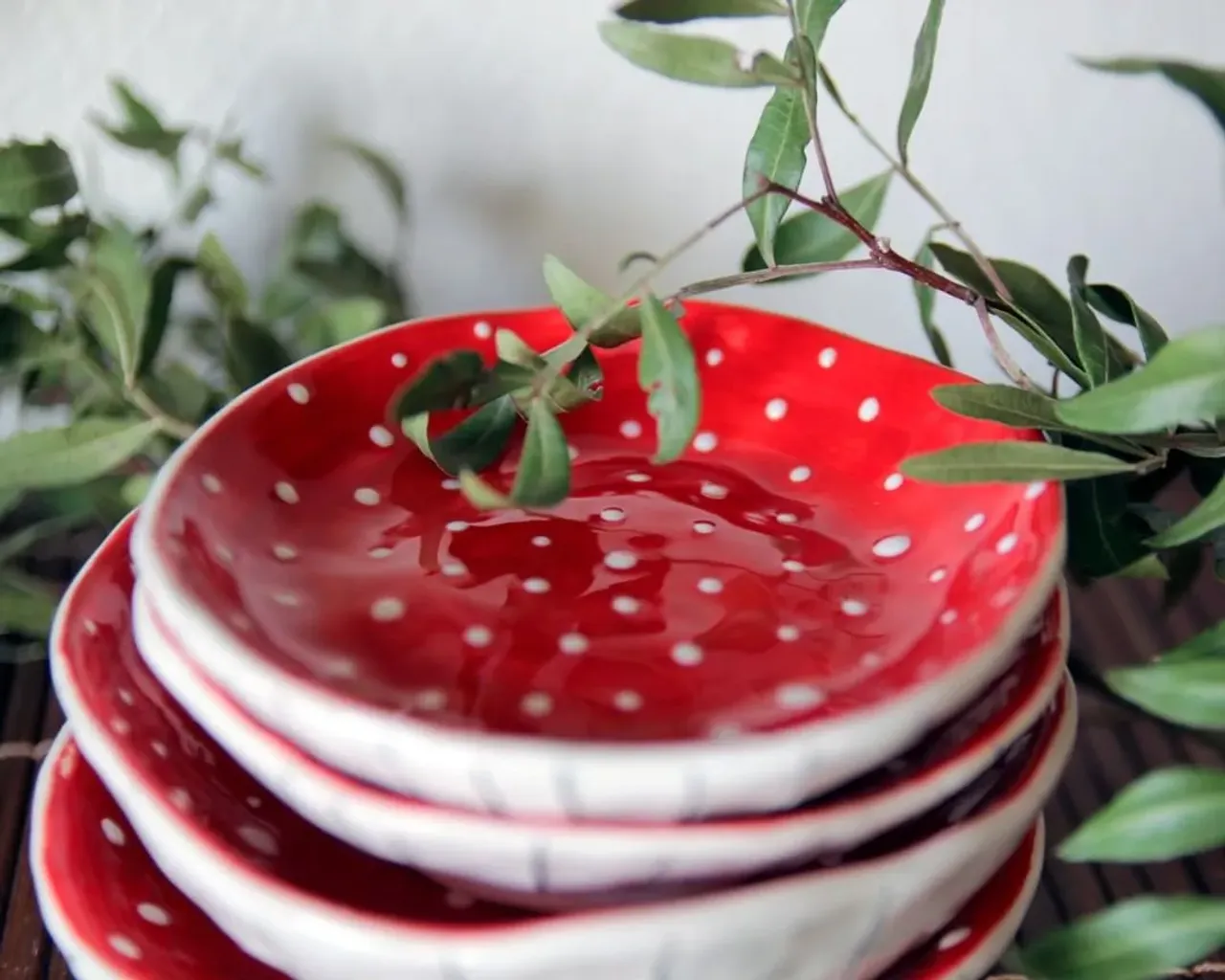 Вот вариант мухоморов не с красной глазурью (той самой, которая у меня куда-то растекается и убегает постоянно), а с ангобом (цветная глина).

Ох, не знаю я, на чем остановиться...

#ceramic #ceramics #ceramica #ceramiclove #handmade #pottery #ceramicart #potterylove #clayworks #handmadeceramic #instapottery #handcrafted #handcraft #керамика #лепкаизглины #красиваяпосуда #посудадлядома #керамикадлядома #мухомор #блюдцемухомор