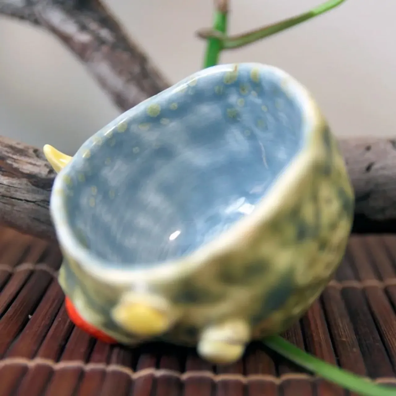 Горжусь этим фаянсовым малышом!
Он удивительным образом ложиться в ладони как влитой. Зеленая глазурь снаружи матовая и шелковистая. И чай в нём (особенно зеленый), смотрится вкусно *___*

Свободен, 65мл
🌿1500руб

А я все еще думаю, не затеять ли такие кружки 🤔

#пиала #пиаладлячая #чайнаяпиала #чайнаяцеремония #чайнаякультура #чай #зеленыйчай #посудадлячая #чайнаяпосуда #керамика #ceramics #ceramicart #pottery #potterylove