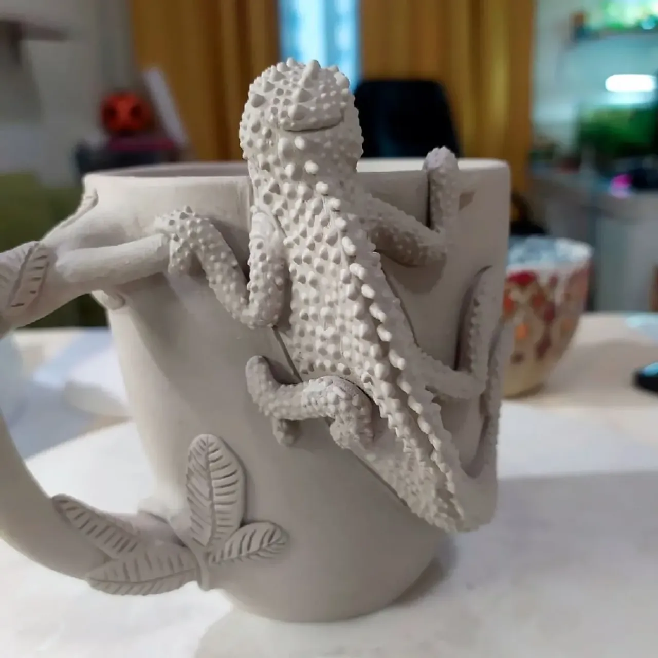 Попытка в реализм)
🌿Кружка с хамелеоном, заказанная в подарок заводчице хамелеонов =)
Скоро покажу вам ее в цвете
#ceramic #ceramics #ceramica #ceramiclove #handmade #pottery #ceramicart #potterylove #clayworks #handmadeceramic #instapottery #handcrafted #handcraft #керамика #лепкаизглины #красиваяпосуда #посудадлядома #керамикадлядома #хамелеон #рептилия #зеленый #хамик
