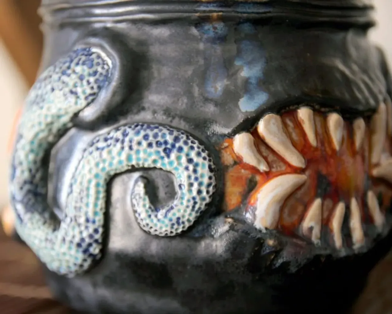 Ведьмин котелок!

Прекрасный заказ, над которым я поработала с огромным удовольствием!
Здесь всё, что я люблю - глаза, щупальца, зубы, сочетание матового\глянцевого и класные потёки глазури внутри. Мр-р-р... кайф

#ceramic #ceramics #ceramica #ceramiclove #handmade #pottery #ceramicart #potterylove #clayworks #handmadeceramic #instapottery #handcrafted #handcraft #керамика #лепкаизглины #красиваяпосуда #посудадлядома #керамикадлядома #щупальце #монстр #лавкрафт #ведьма #котелок #ведьминкотелок #ужас