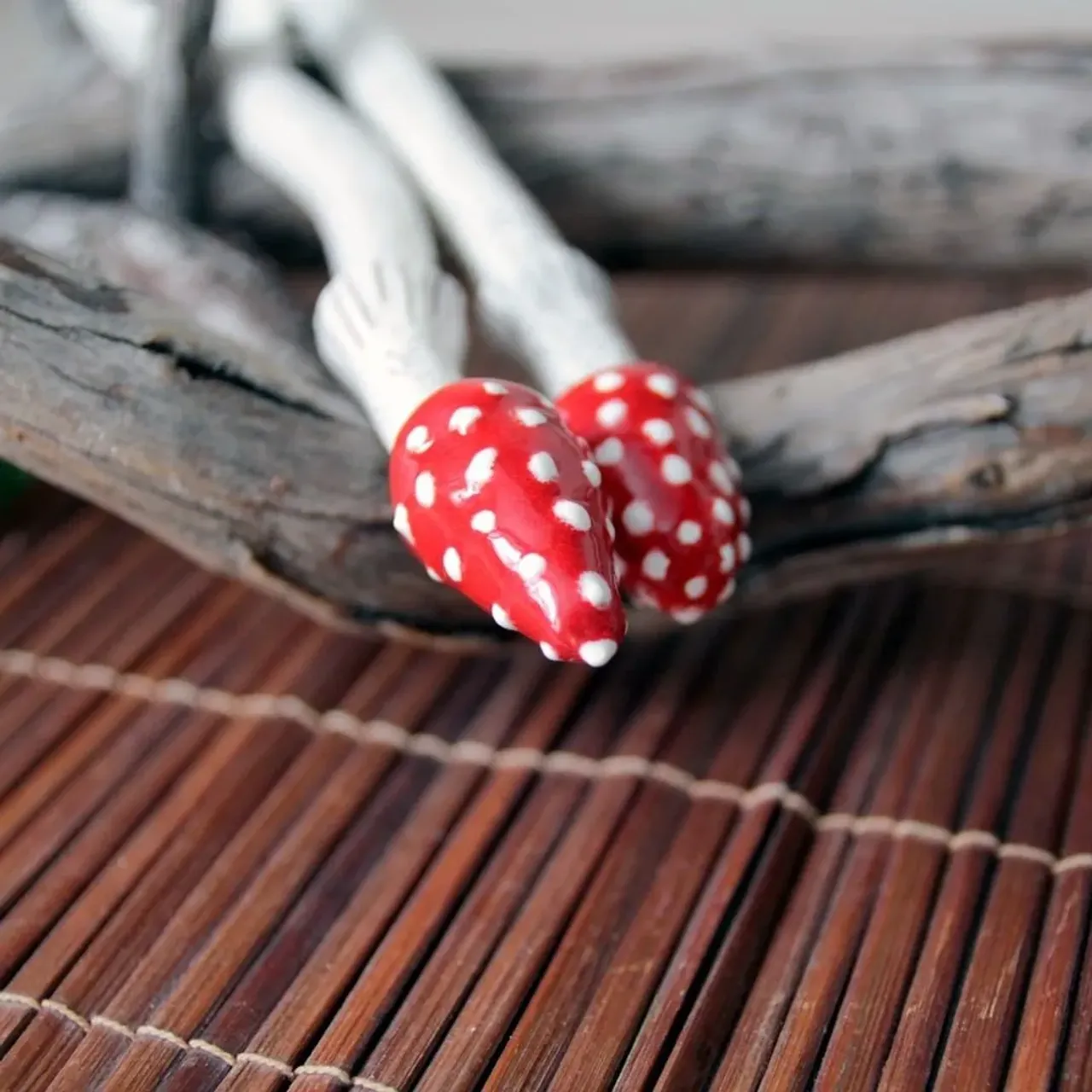 Из этих ложек осталась одна, которая слегка изогнута
20см, фаянс - 1000р 

Я по прежнему не успеваю сфотографировать их торчащими из салата =)
Но в моем воображении кадры просто 🔥 
Для следующей партии обязательно проведу вдумчивую и обстоятельную фотосессию! 

#мухомор #гриб #фаянс #ложка #ложкамухомор #керамика #ручнаяработа #ceramics #ceramicart #ceramicdesign #pottery #potteryforall