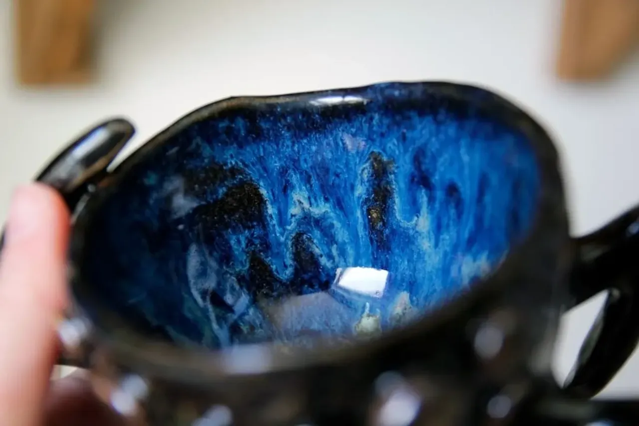 Листайте карусель! Там внутри этой чашки космос *___*

Слепить из мягкой и податливой глины лапки так, чтобы они были на одном уровне + выдерживали вес чаши + не были слоняче толстыми - это сложно 😬 Но я, как видите, справилась =))

Это вообще история о том, как мы порой думаем "Да не... это слишком сложно\заморочено, наверное стоит придумать что-то другое". А порой не думаем, а просто идем и делаем, пробуем.

Паучок отправился к своей хозяйке. Возможно уже прибыл и радует её.
Космос внутри этой чашки меня особенно впечатлил.

🖤 могу сделать повтор в других цветах

#ceramic #ceramics #ceramica #ceramiclove #handmade #pottery #ceramicart #potterylove #clayworks #handmadeceramic #instapottery #handcrafted #handcraft #керамика #лепкаизглины #красиваяпосуда #посудадлядома #керамикадлядома #паук #птицеед #паукптицеед #большопаук #шелоб