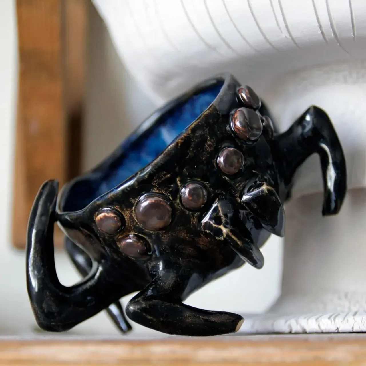 Листайте карусель! Там внутри этой чашки космос *___*

Слепить из мягкой и податливой глины лапки так, чтобы они были на одном уровне + выдерживали вес чаши + не были слоняче толстыми - это сложно 😬 Но я, как видите, справилась =))

Это вообще история о том, как мы порой думаем "Да не... это слишком сложно\заморочено, наверное стоит придумать что-то другое". А порой не думаем, а просто идем и делаем, пробуем.

Паучок отправился к своей хозяйке. Возможно уже прибыл и радует её.
Космос внутри этой чашки меня особенно впечатлил.

🖤 могу сделать повтор в других цветах

#ceramic #ceramics #ceramica #ceramiclove #handmade #pottery #ceramicart #potterylove #clayworks #handmadeceramic #instapottery #handcrafted #handcraft #керамика #лепкаизглины #красиваяпосуда #посудадлядома #керамикадлядома #паук #птицеед #паукптицеед #большопаук #шелоб