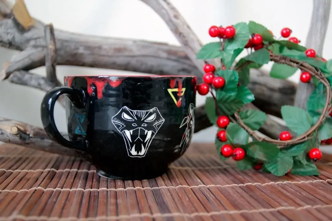 Фаянсовая Ведьмачья кружка на 600мл
Улетела от меня на крыльях Почты России к своему новому хозяину)) 

🐺Повтор - 2000р

По желанию можно добавить надписи, изменить цвет внутри с красного, на любой угодный вам. С вопросами в Директ =) 

#ведьмак #ведьмак3 #ведьмак3дикаяохота #ведьмакузаплатитечеканноймонетой #ведьмакарт #школакота #thewitcher #thewitcheredit #thewitcher3 #геральт #геральтизривии #кружка #кружкавподарок #кружкасросписью #фаянс #фаянсоваяпосуда #керамика #ceramics #ceramica #potteryforall #handmadeceramics