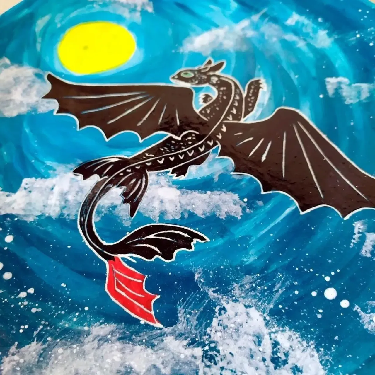 Кажется я вам еще не показывала эту тарелку?

Сделала её давным-давно, для двоюродного брата.
Большая, около 30см.

Мне ужасно нравится рисовать на тарелках. Еще до керамики я брала контуры и краски Decola и что-нибудь расписывала. Но Decola - это чисто декоративная история. Этим краскам нельзя мыться, нагреваться, контактировать с пищей.

А вот роспись ангобами - совсем другое дело. Ангоб - краска на основе глины (глина + пигмент). Ими расписывают сырую тарелку, еще не прошедшую обжиг. В обжиге ангоб и тарелка "сплавятся" друг с другом + сверху ляжет стеклянный слой прозрачной глазури.

Если все материалы подобраны правильно и технология соблюдена, то тарелка никогда не выцветет и не побледнеет. И через десятки лет она будет точно такой же, как в тот день, когда её достали из печи (если, конечно, руки не крюки 😅). Посудомоек и микроволновок она тоже не будет бояться.

💙 Я охотно беру заказы на тарелки-картины. Пишите мне в ЛС, если вам близка эта идея, любопытно или есть вопросы

#как_приручить_дракона #беззубик #дракон #кпд #ночная_фурия #how_to_train_your_dragon #ночнаяфурия #дневная_фурия #httyd #nightfury #дневнаяфурия #какприручитьдракона #драконы #как_приручить_дракона_3 #фурия #dragon #dragons #howtotrainyourdragon #night_fury #toothless #арт #безубик #дети #драконограм #ceramics #ceramicart #pottery #handmadeceramics