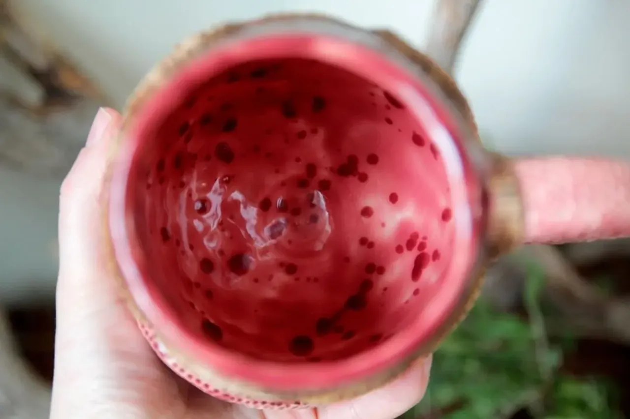 Слышали бы вы, как я бурлила и булькала, когда открыла печь и достала эту большую кружку. Вот когда слов нет, а есть одни эмоции - восторг и умиление 🤤 Живая кружка, с характером. Совершенно за неё спокойна, потому что знаю - поселится и будет жить в доме у замечательных людей.

А если вы верите в энергетику и подобное, то вообще круто. Потому что делаю я такие работы, обычно, пребывая в восторге и азарте от задумки. Так что они по самую макушку заряжены отборнейшим позитивом керамиста Евгении (странно, что не светятся в темноте 😁)

P.S. Я могу слепить кружку по вашему эскизу. Или мы поработаем над ним вместе, придумаем оригинальные фишки и цветовые решения. Цена за работу (эскиз + воплощение) около 3000р - зависит от сложности.

#ceramic #ceramics #ceramica #ceramiclove #handmade #pottery #ceramicart #potterylove #clayworks #handmadeceramic #instapottery #handcrafted #handcraft #керамика #лепкаизглины #красиваяпосуда #посудадлядома #керамикадлядома #лавкрафт #говадлавкрафт #щупальца #глаза #мифологиялавкрафта #монстр #ужасы