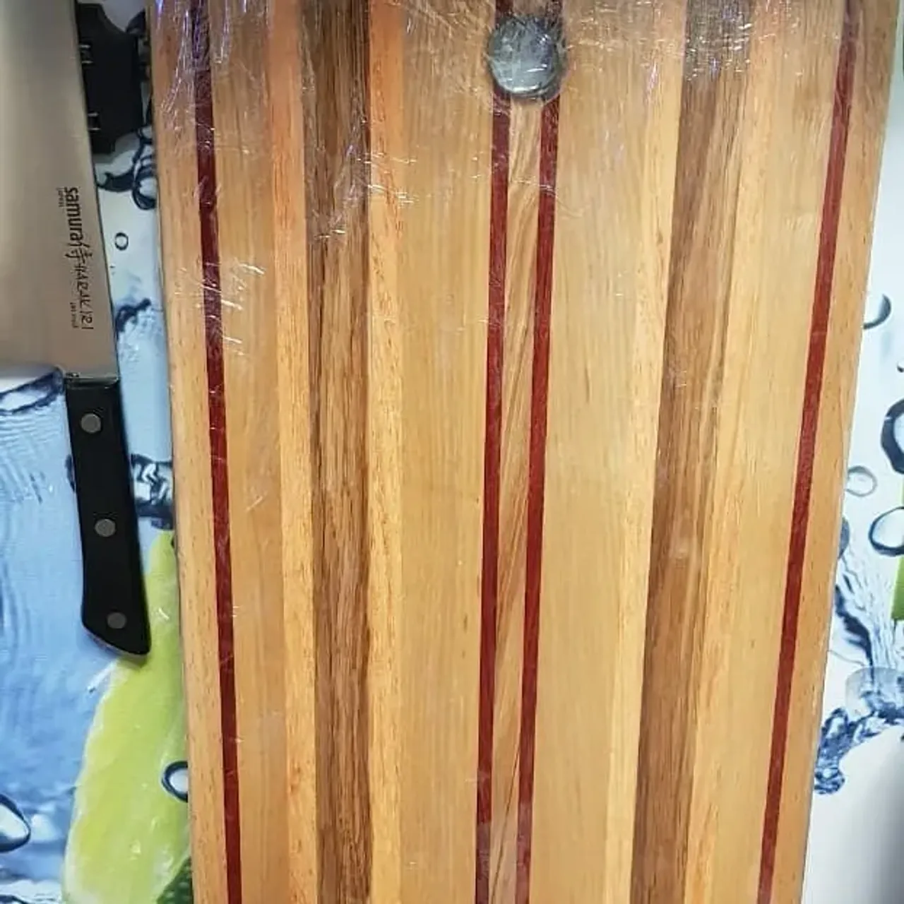 Разделочная доска "Полосатик". Выполнена из дуба, ясеня, бука и падука. Пропитана смесью минерального масла и пчелиного воска.
#издереваназаказ #изделияиздерева #кухонныепринадлежности #кухоннаядоска #разделочнаядоска #разделочнаядосканазаказ