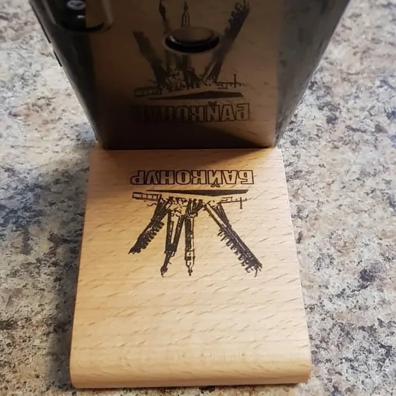 В продолжение предыдущему посту. Подставочек с эмблемой "Байконур". Материал бук, покрытие маслом.
#изделияиздерева #ручнаяработа #издереваназаказ #ручнаяработаназаказ #столярнаямастерская