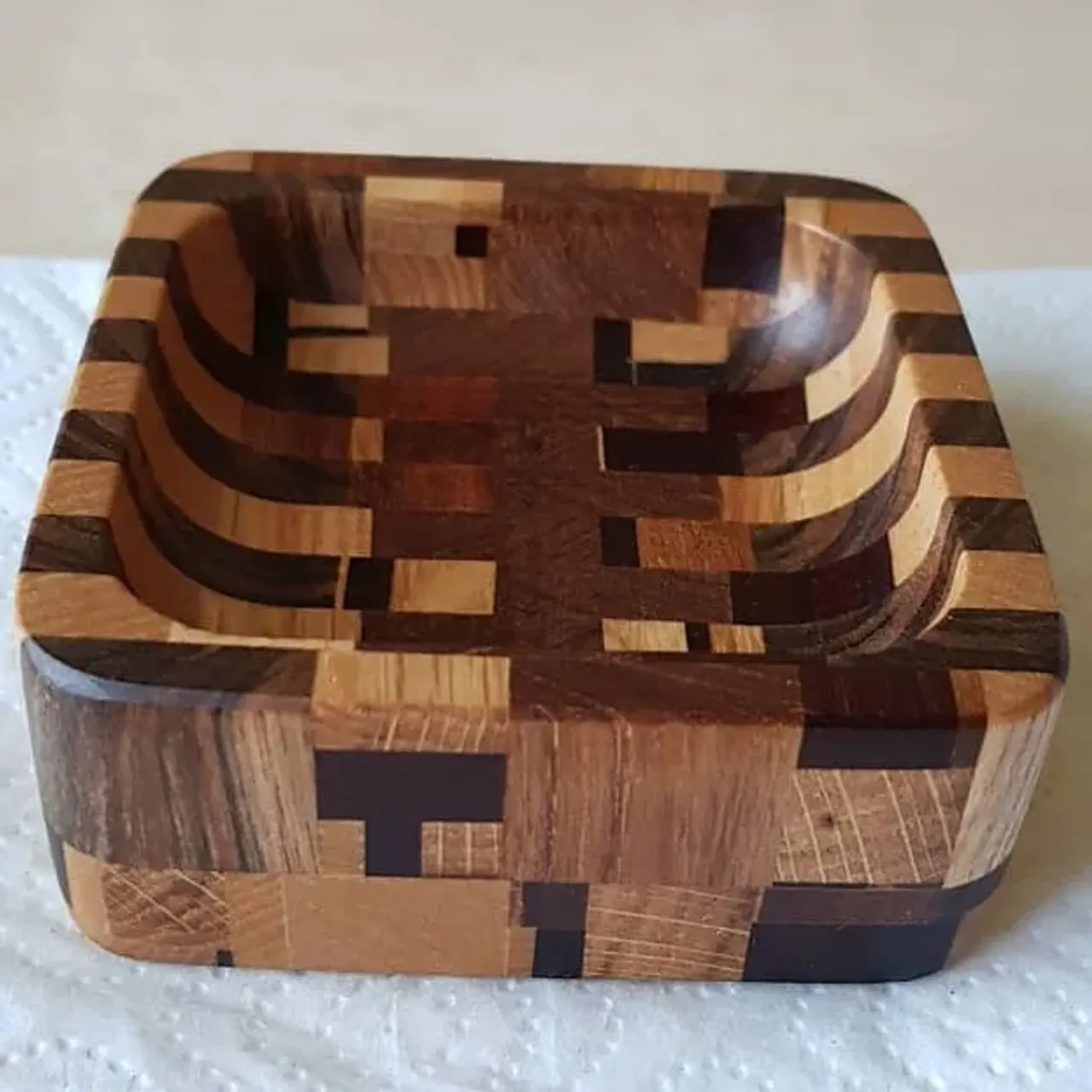 Коробочка для скрепок. Выполнена из различных пород, в дно интегрирован неодимовый магнит, покрыто лаком.
#органайзер #органайзериздерева #торцевоймассив #ручнаяработа #ручнаяработаназаказ #дляскрепок