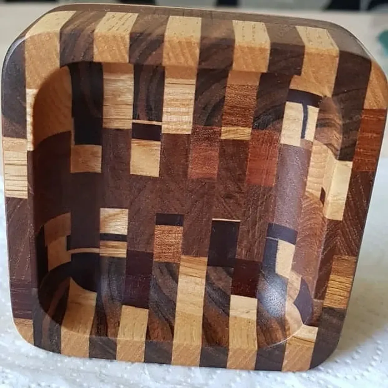 Коробочка для скрепок. Выполнена из различных пород, в дно интегрирован неодимовый магнит, покрыто лаком.
#органайзер #органайзериздерева #торцевоймассив #ручнаяработа #ручнаяработаназаказ #дляскрепок