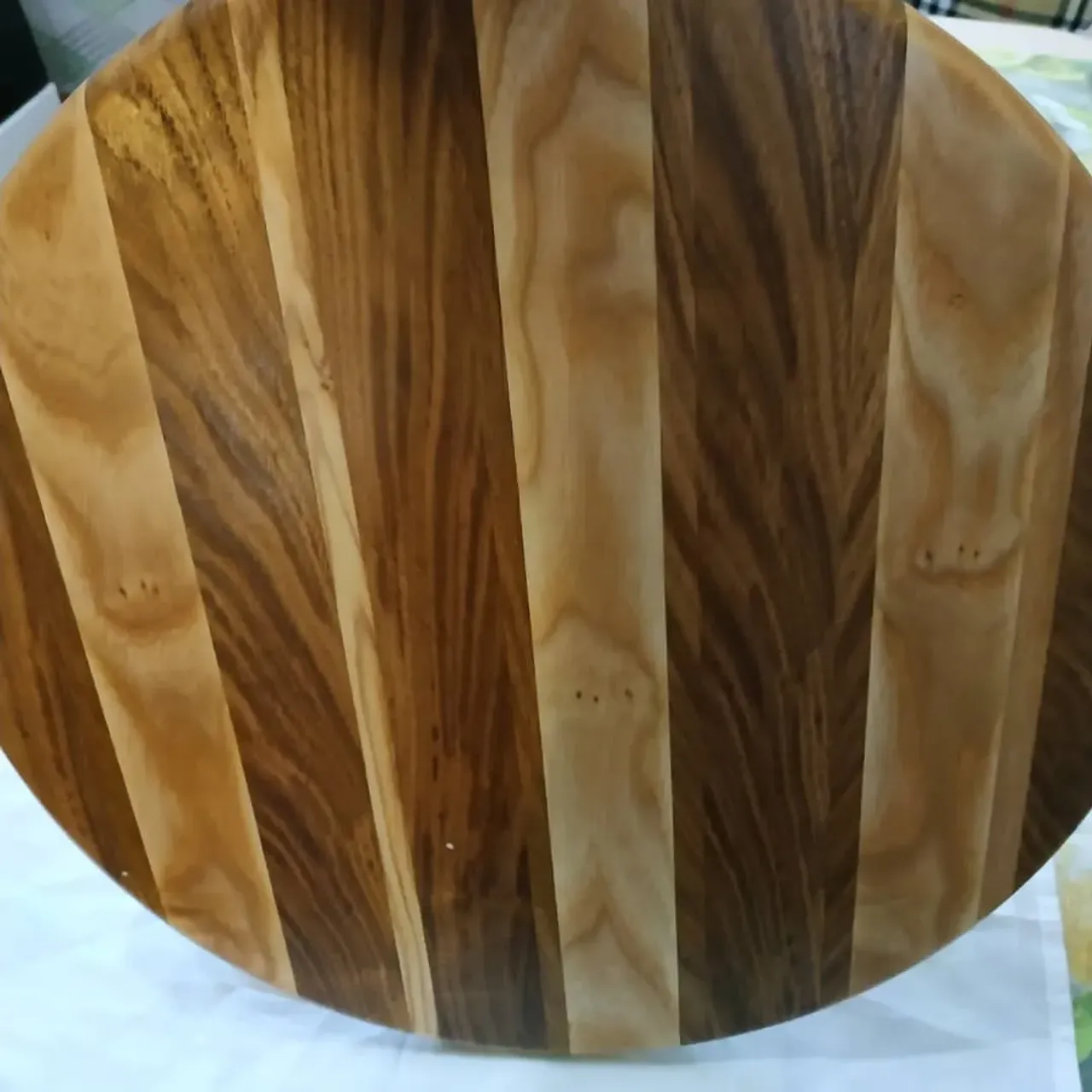 Доска для пиццы. Несколько пород древесины. Очень удобная для подачи и нарезки пиццы. Отлично подойдёт для любителей готовить пиццу дома.
#издереваназаказ #доскаразделочная #доскадляпиццы #ручнаяработа #ручнаяработаназаказ #идеядляподарка