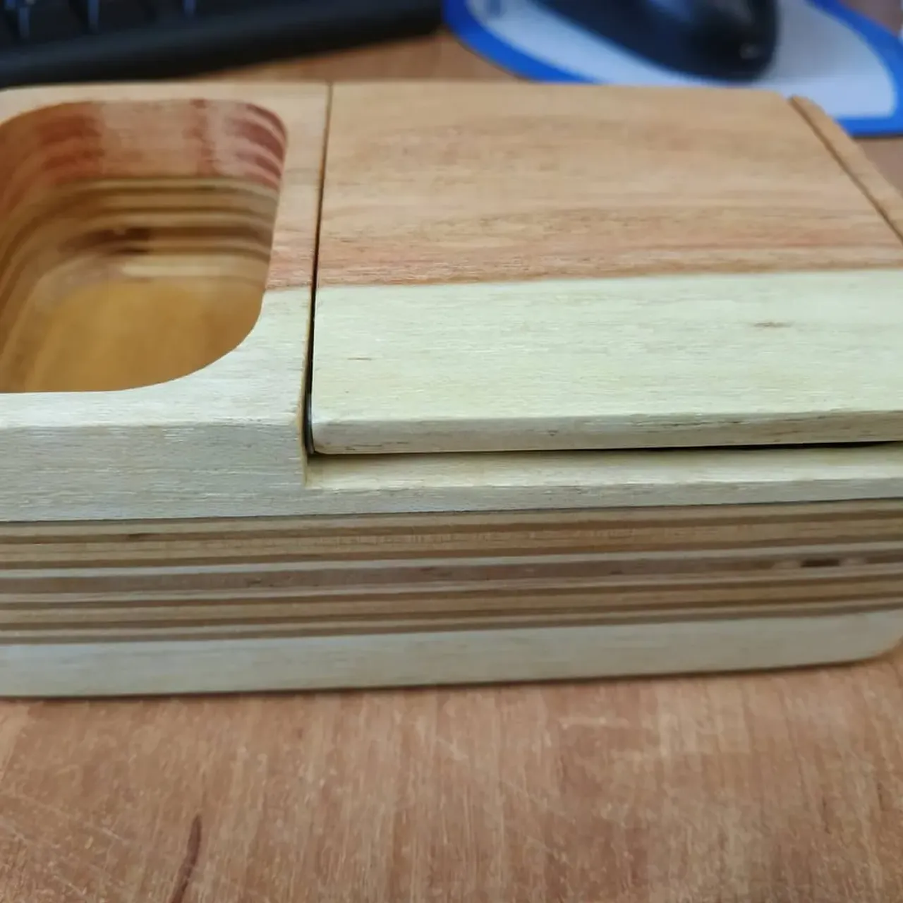 Коробочка для флешек. Выполнена из розовой акации и фанеры, ось крышки сквозная. Обработка маслом.
#изделияиздерева #издереваназаказ #шкатулкаиздерева #ручнаяработа #ручнаяработаназаказ #органайзер #органайзериздерева