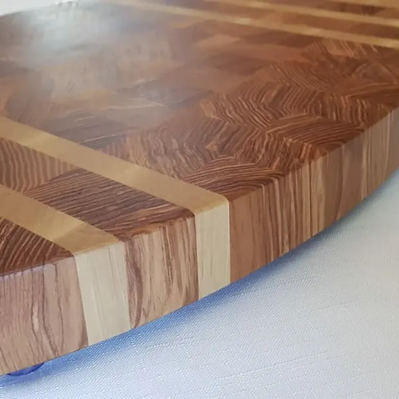 Такая вот интересная доска из очень красивого ясеня и граба. Размер 29,5х39х3,7см. В наличии, цена 4000р.Отпрпака почтой России, входит в  стоимость.
#издереваназаказ #издеревадлякухни #изделияиздерева #торцеваяразделочнаядоска #торцеваядоска #торцеваядосканазаказ #торцеваядоскаизясеня