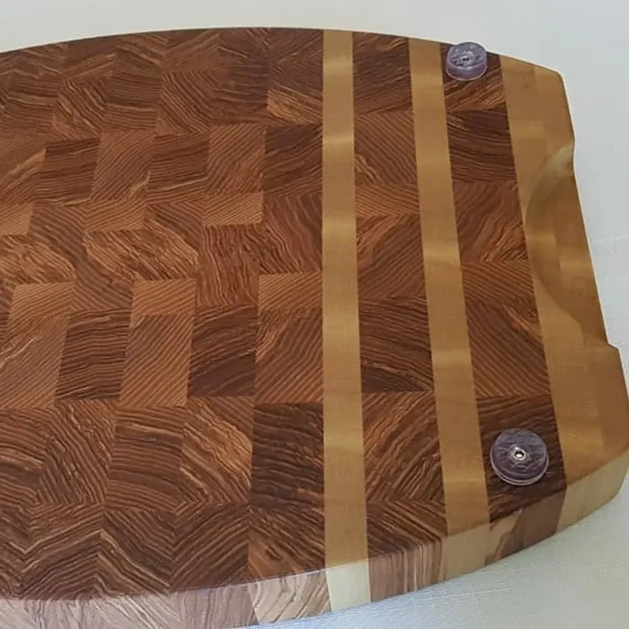 Такая вот интересная доска из очень красивого ясеня и граба. Размер 29,5х39х3,7см. В наличии, цена 4000р.Отпрпака почтой России, входит в  стоимость.
#издереваназаказ #издеревадлякухни #изделияиздерева #торцеваяразделочнаядоска #торцеваядоска #торцеваядосканазаказ #торцеваядоскаизясеня