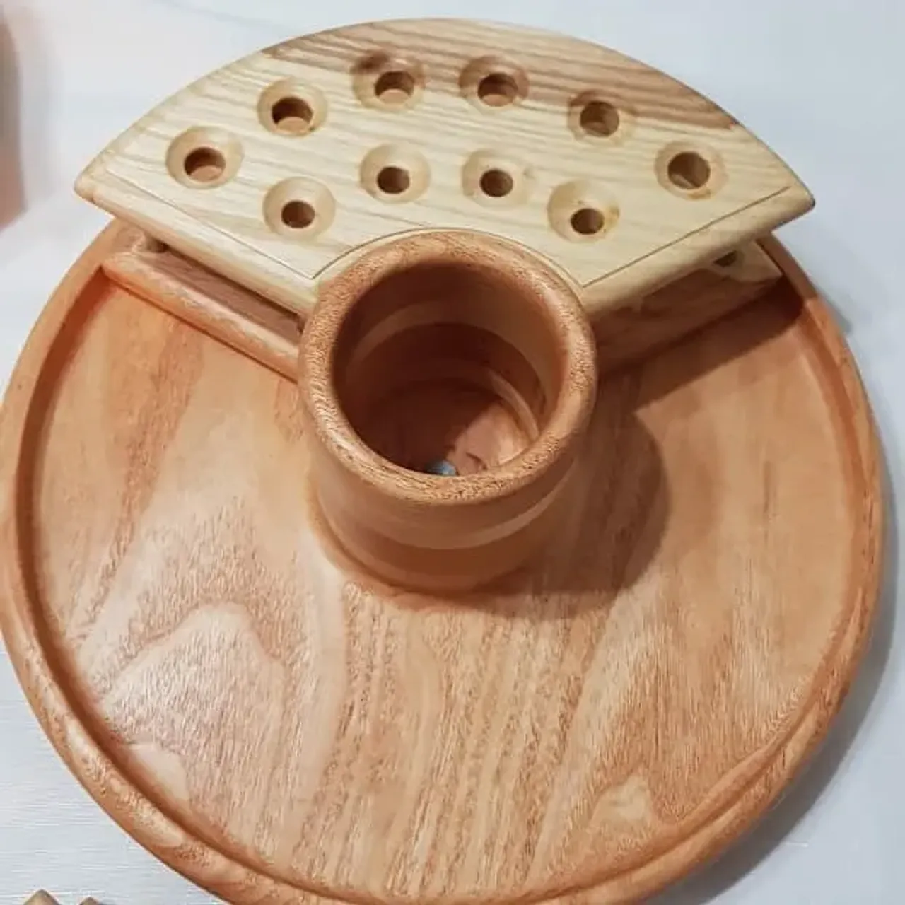 Органайзер для художественных принадлежностей. Основа вращается, ось выполнена на подшипнике. В центре не съёмный стакан, по окружности три съёмные секции для принадлежностей. Можно расположить так, как это требуется в данный момент. Материал: ясень, розовая акация, нерж. сталь. Обработка маслом с твердым воском.
#издереваназаказ #ручнаяработа #ручнаяработаназаказ #органайзер #органайзериздерева #идеядляподарка