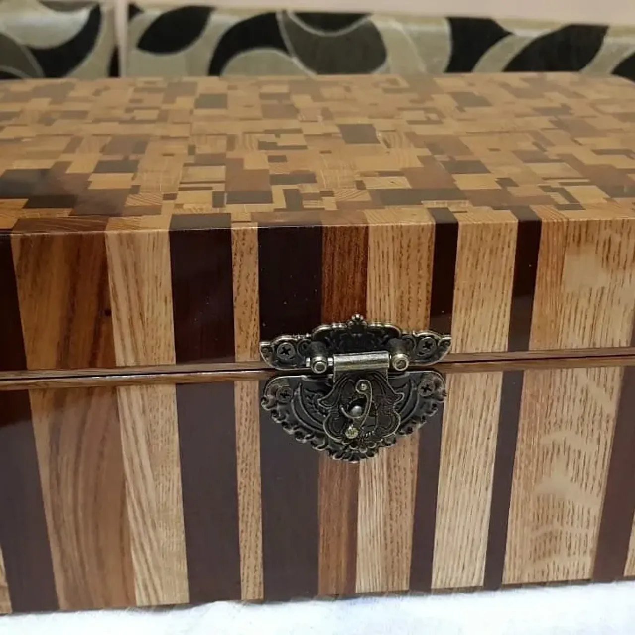 Хьюмидор серии "Мозаика". (Специальный короб для хранения сигар с поддержанием постоянной влажности). Выполнен из различных твердых пород, внутренний короб из Испанского цедера.
#издереваназаказ #ручнаяработа #ручнаяработаназаказ #хьюмидор #хранениесигар #шкатулкииздерева #торцевоймассив #идеядляподарка