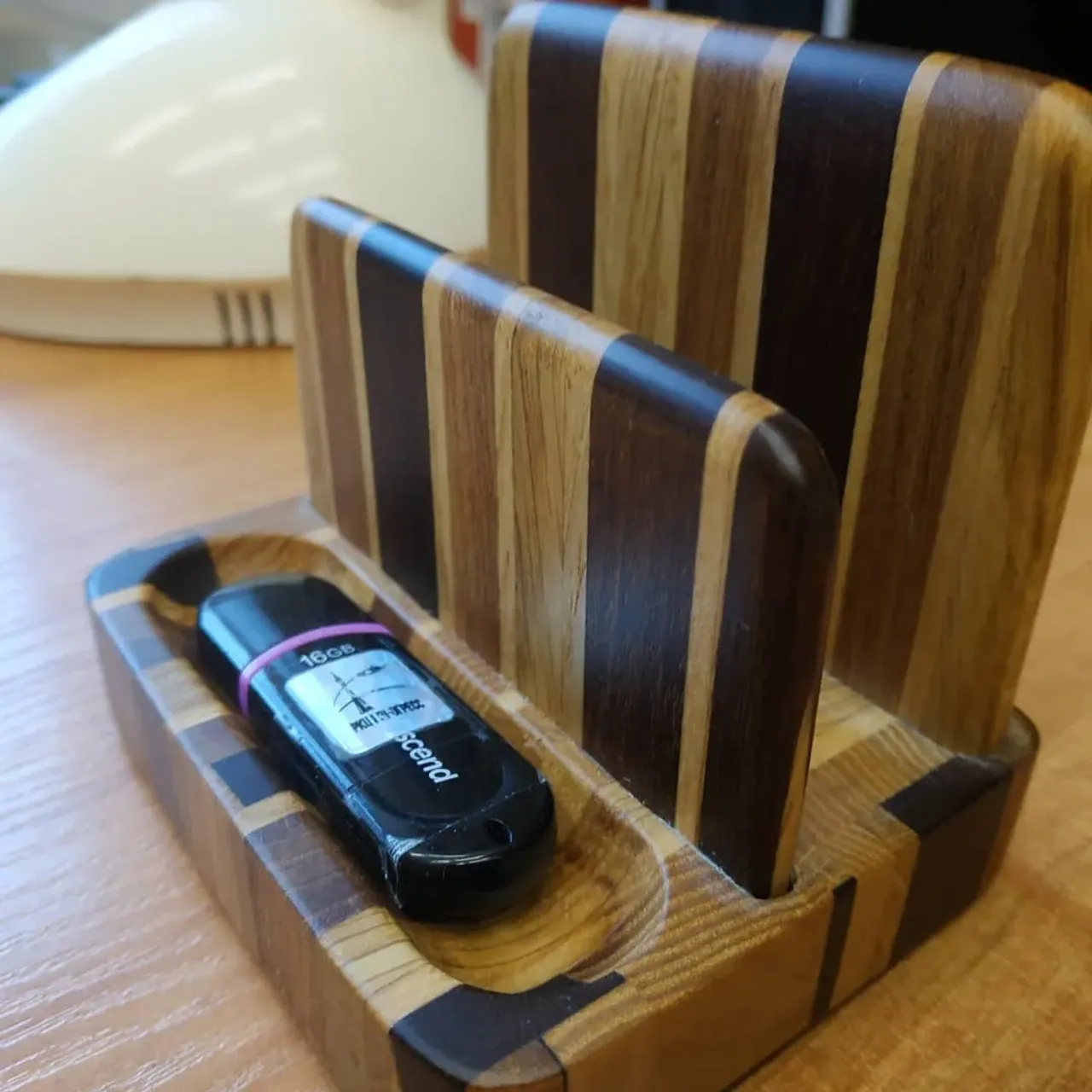 Различная мелочевка для рабочего стола. Могут использоваться различные породы древесины и разные техники изготовления. Как говориться: "Любой каприз за Ваши деньги". В лоток для скрепок встроен магнит.
#издереваназаказ #органайзериздерева #органайзер #канцелярия #канцелярскиепринадлежности #ручнаяработаназаказ #ручнаяработа