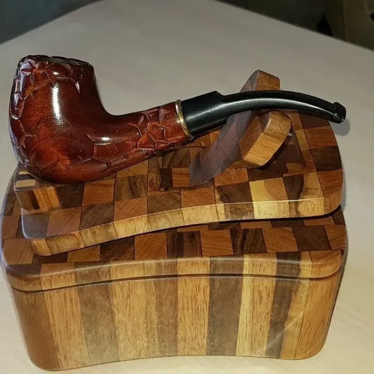 Подарочный "Набор курильщика". Выполнен из двух видов ореха по технологии "торцевых массивов". Трубка из вишни и акрила (покупная).
#издереваназаказ #шкатулкииздерева #идеядляподарка #торцевоймассив #идеядляподарка